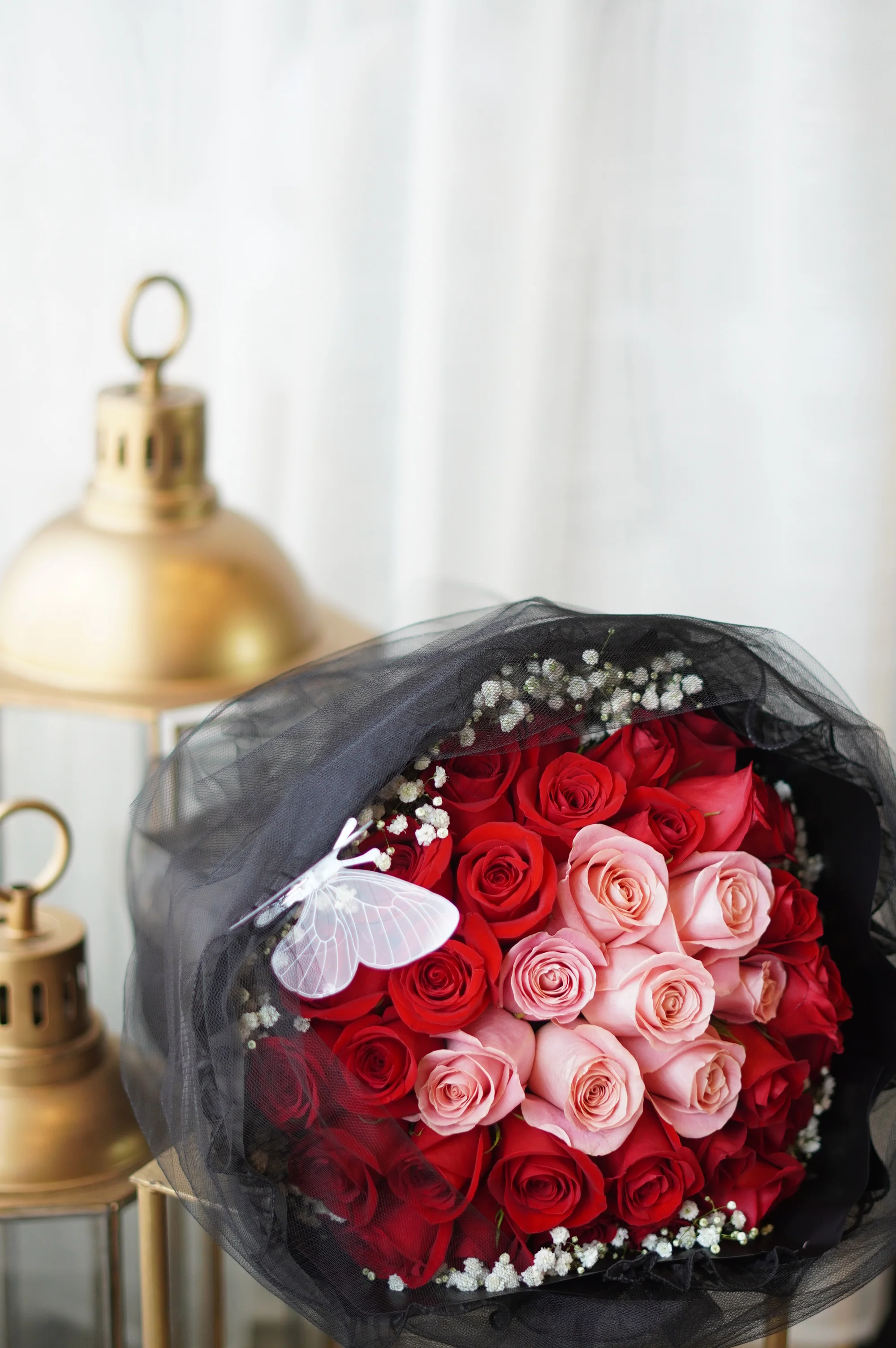 30 Red & Pink Roses with Baby Breath - Image 4