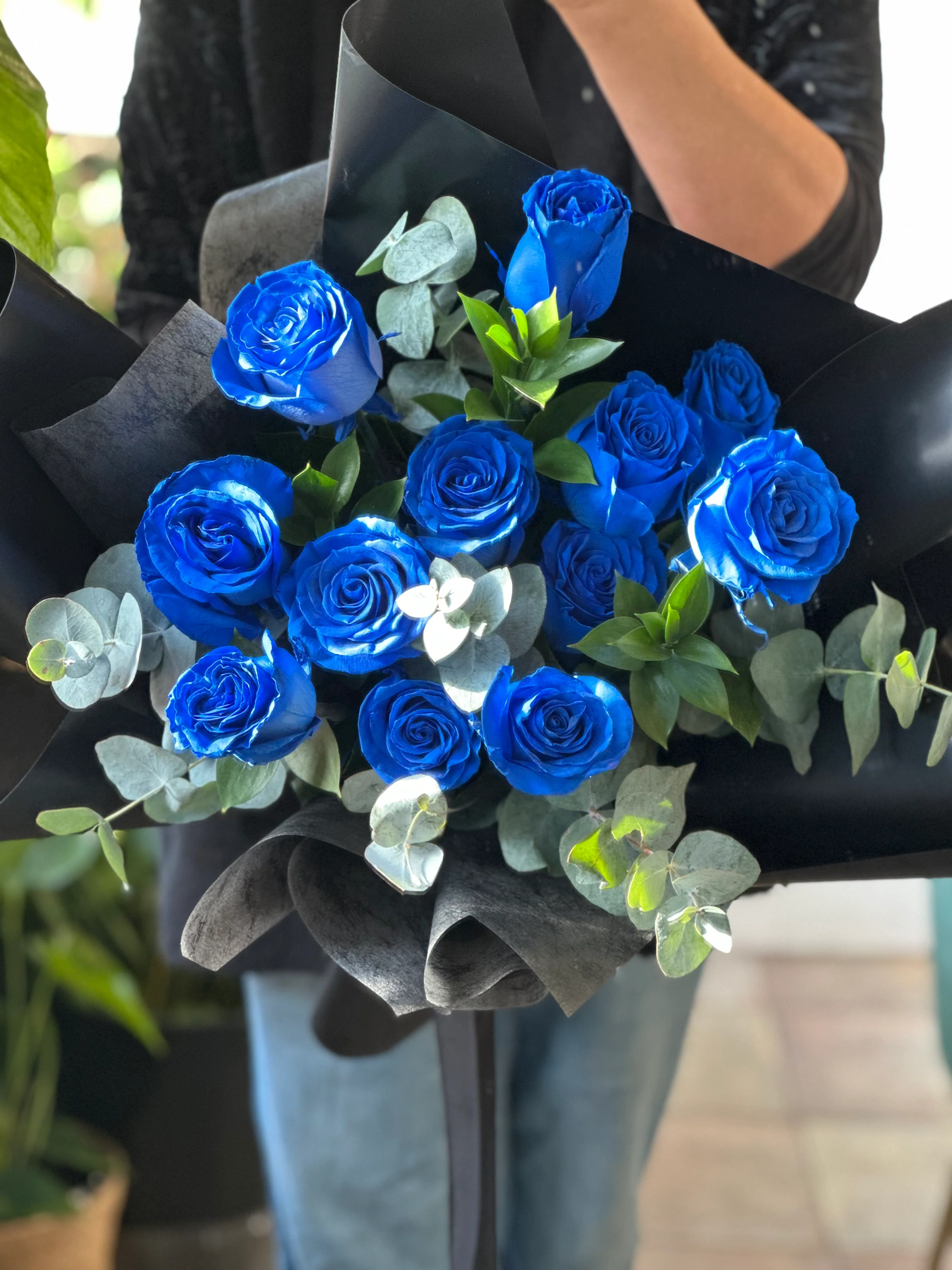 Classic Blue Rose Dozen Bouquet - Image 4